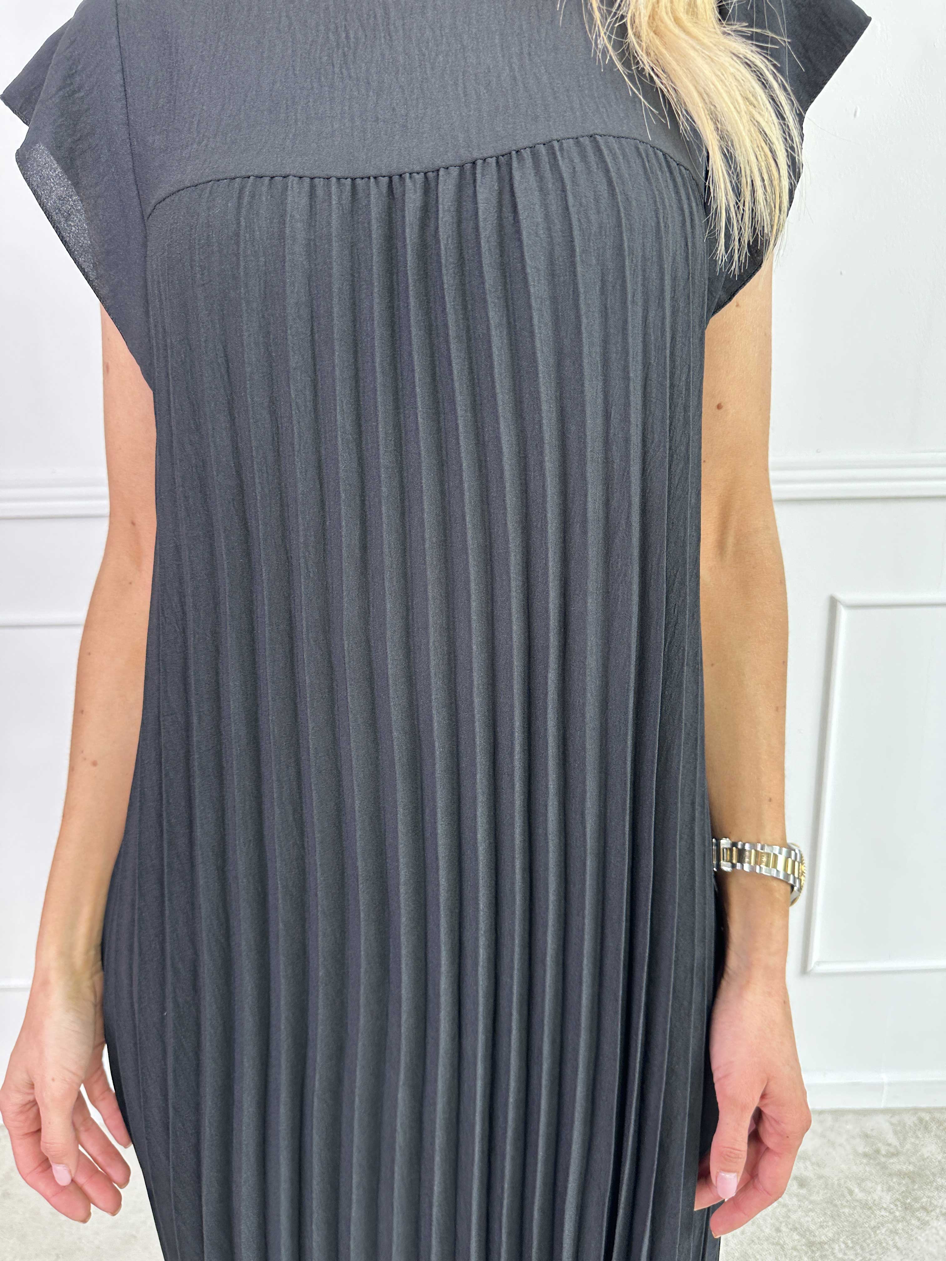 Nancy - Lang kjole med plisseringer og flæseærmer